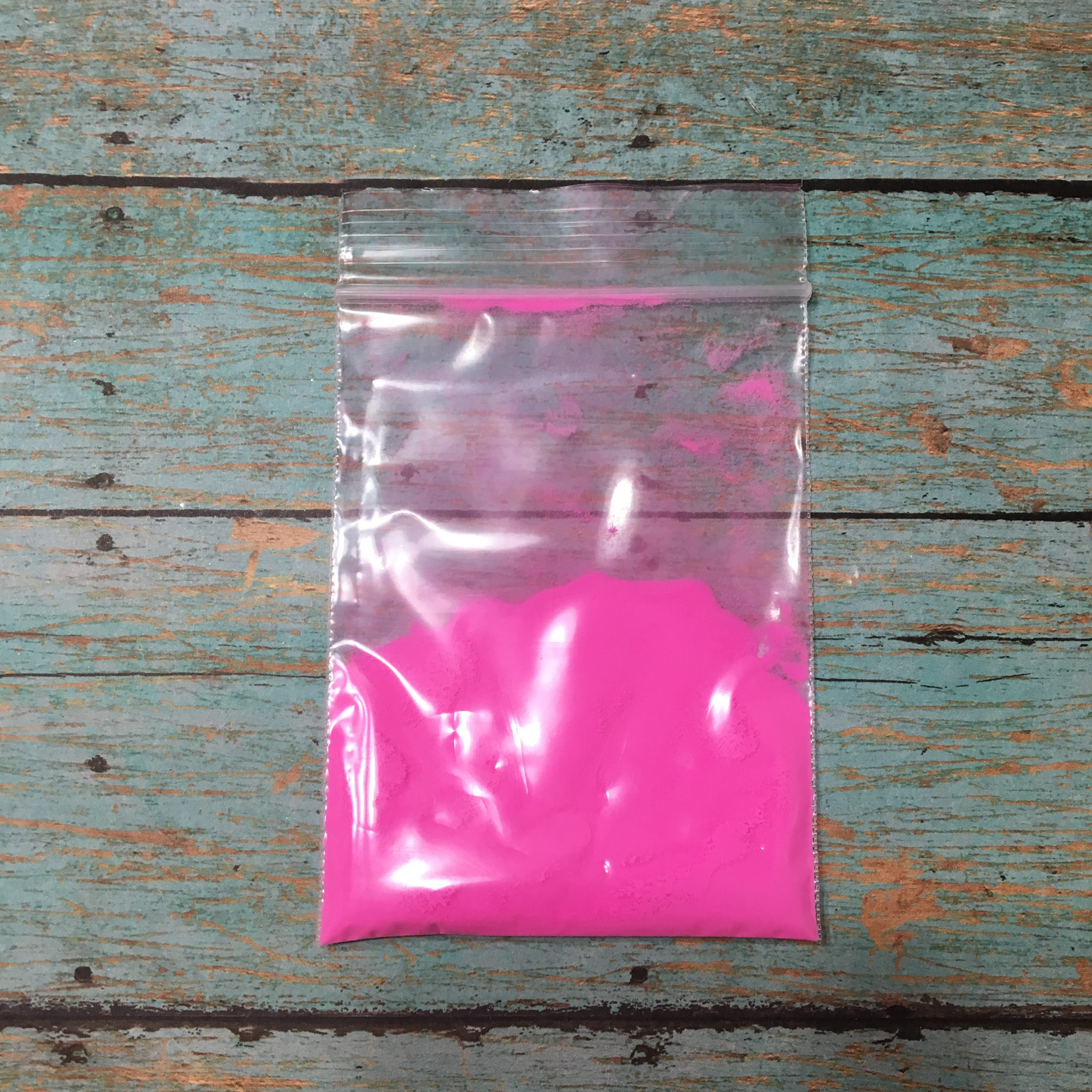 Pink to Purple Glow-in-the-Dark powder - Image 2